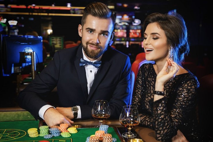 Dealer profesional SA Gaming menjalankan putaran dengan jelas Dealer SA Gaming sedang menjalankan putaran Roulette langsung